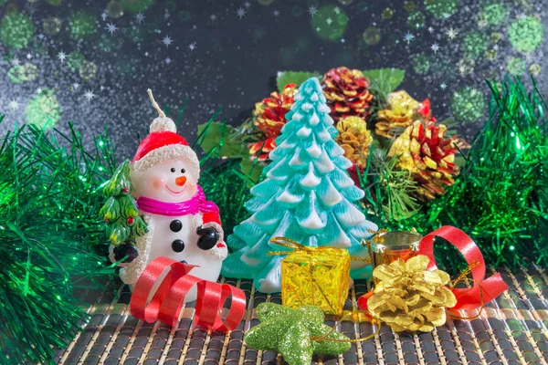 Kardan adam ve Noel ağacı Noel arka plan.