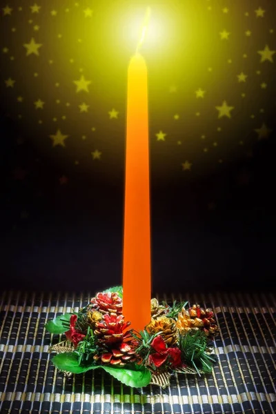 Turuncu mum Noel dekorasyonu ile masada.