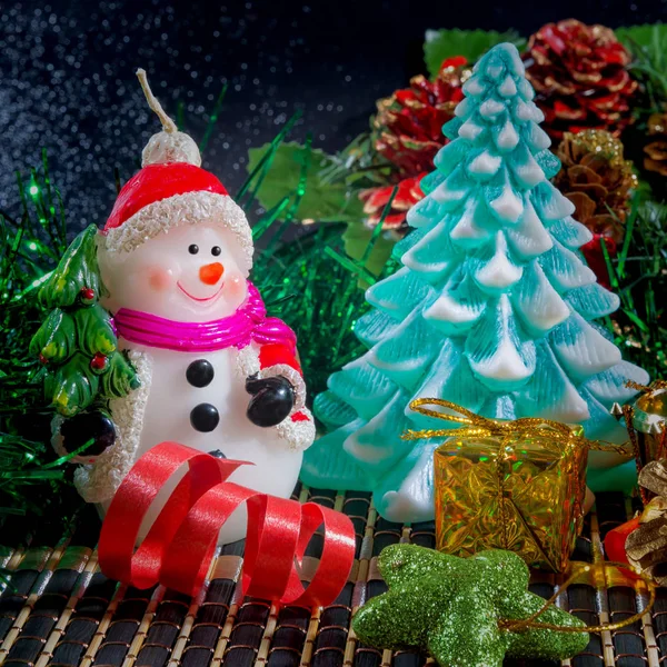 Kardan adam ve Noel ağacı Noel arka plan.