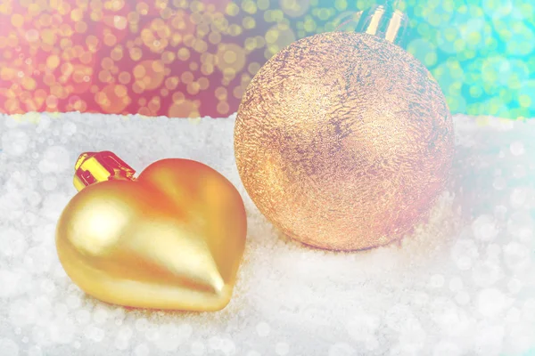Altın Christmas dekorasyon kar üzerinde.