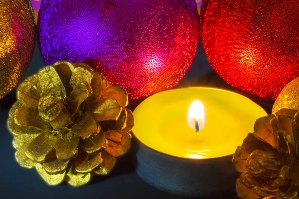 Noel süslemeleri ile güzel kokulu mum.