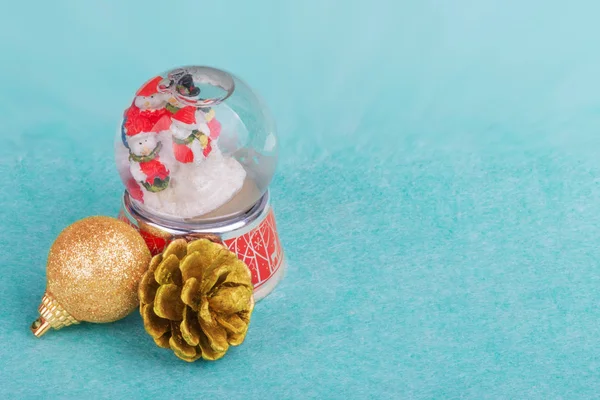 Yeşil bir arka plan üzerinde kar küre süsler.