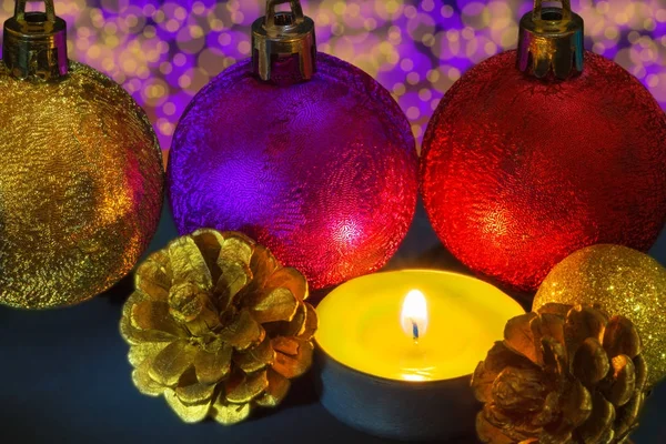 Noel süslemeleri ile güzel kokulu mum.