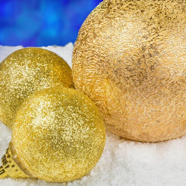 Altın Christmas dekorasyon kar topları şeklinde.