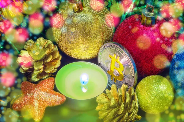 Bitcoin Noel süsleri ve bir mum arasında.