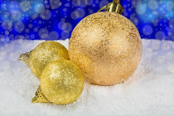 Altın Christmas dekorasyon kar topları şeklinde.