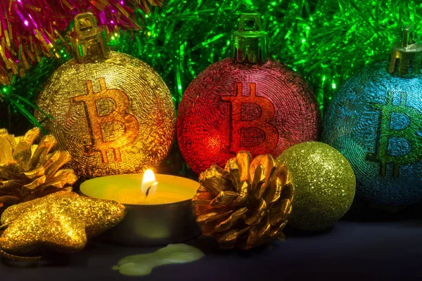 Yılbaşı süsleri ve mum.