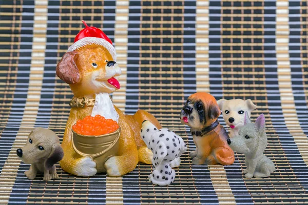 Bir kova kırmızı havyar ile kırmızı şapkalı kırmızı köpek.