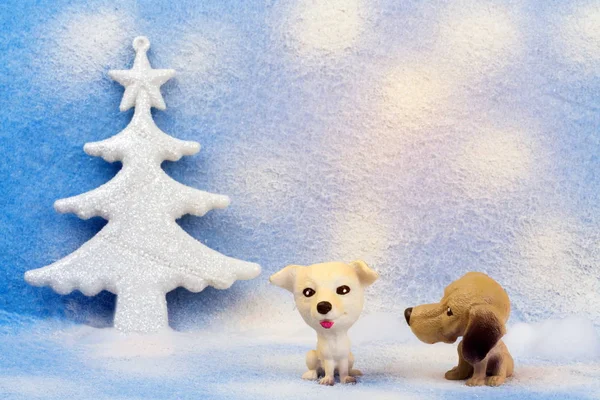 İki mavi bir arka plan bulanık küçük köpek oyuncak.