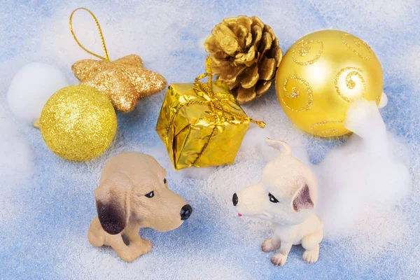 İki oyuncak köpek Noel süslemeleri yanında oturmak.