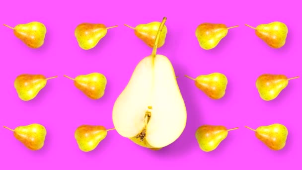動くと果物を回転させるアニメーション映画 全体としての梨の写真と紫色の均一なトーンでの動きのカウンター移動 — ストック動画