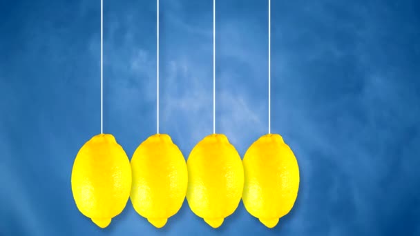 柠檬钟摆抗压 蓝色背景下带着烟云的水果的循环动画 — 图库视频影像