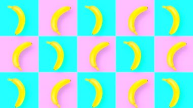 Renkli arka planda dönen meyvelerin canlandırılması. İçerideki elementlerle renk değiştiren pembe-mavi kareler.