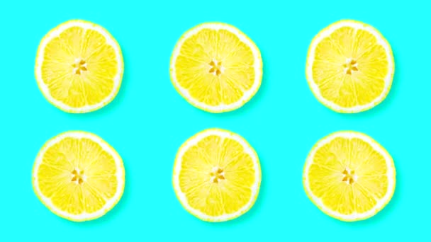Цикл Анимации Лимоном Несколько Ломтиков Цитрусовых Вращаются Синем Фоне — стоковое видео