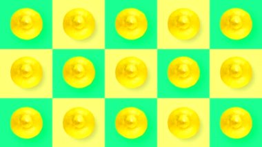 Renkli bir arkaplan üzerinde dönen meyvelerle soyut video döngüsü.