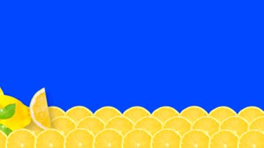 Yeşil yapraklardan yapılmış mantar vidası olan bir limon gemisi limon dilimleriyle denizde yüzüyor ve mavi arka planda bir balık var. Arkaplanı kesmek için parlaklık maskesi.
