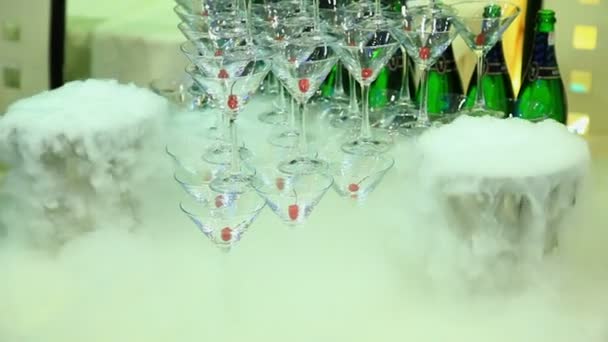 Офіціант наливає шампанське в окуляри з рідким азотом для вечірки — стокове відео