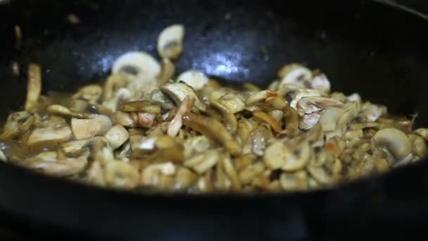 Жареные грибы со специями в масле — стоковое видео