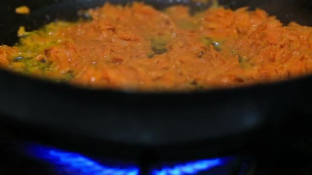 Stirred in pan roasted carrot and onion — Stock Video