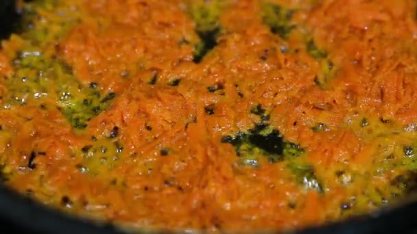 Mexido em panela cenoura assada e cebola — Vídeo de Stock