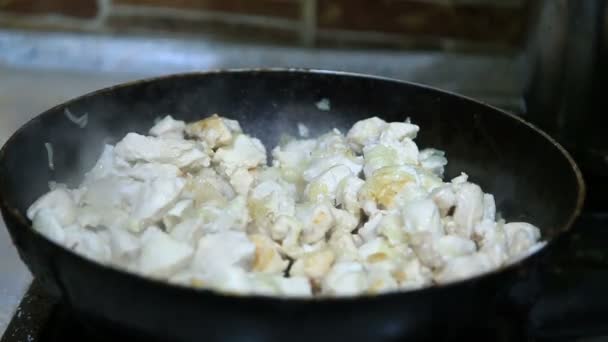 A serpenyőben sült csirke — Stock videók