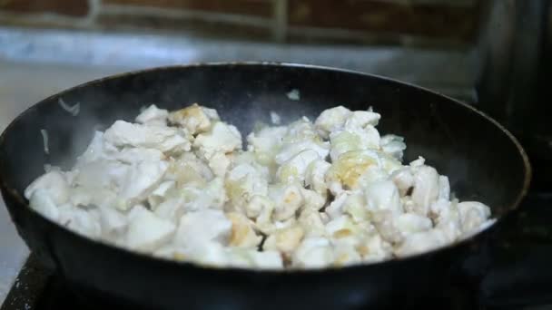 Pollo arrosto nella padella — Video Stock