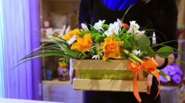 Kadın dikim Çömlekçilik Bahçe çiçek balkonda, kesme güzel Sardunya çiçekleri güneşli bir günde yapraklar