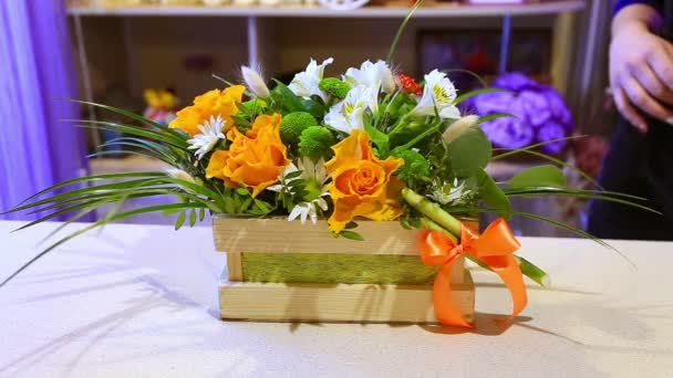 Florist att sätta ihop ett arrangemang av blommor — Stockvideo