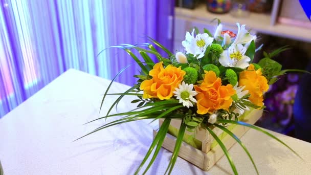 Florista montar um arranjo de flores — Vídeo de Stock