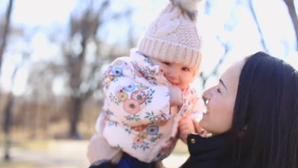 Blonde jonge moeder en baby samen lachen terwijl het buiten spelen — Stockvideo