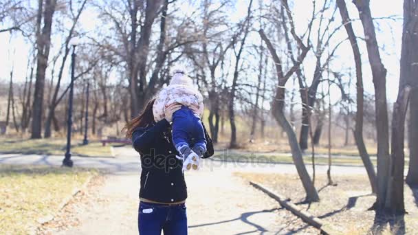 Loira jovem mãe e bebê rindo juntos enquanto brincam ao ar livre — Vídeo de Stock