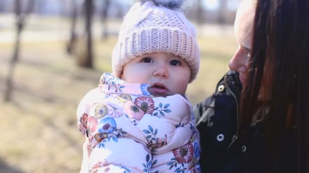 Blondynka młoda matka i dziecko, śmiejąc się razem podczas gry na zewnątrz — Wideo stockowe