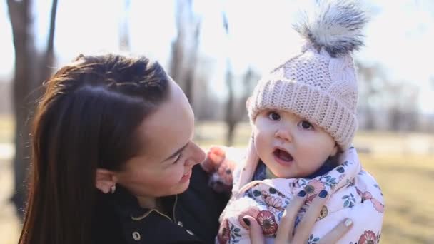 Blonde jonge moeder en baby samen lachen terwijl het buiten spelen — Stockvideo