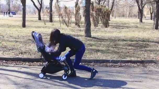 Blonde jeune mère et bébé rire ensemble tout en jouant à l'extérieur — Video