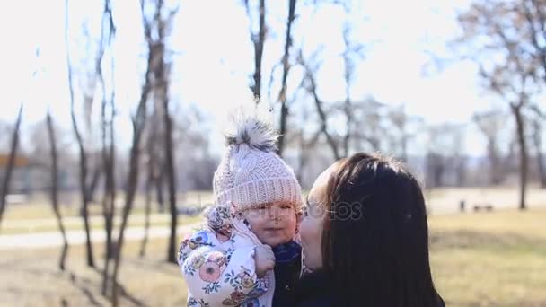 Blonde jonge moeder en baby samen lachen terwijl het buiten spelen — Stockvideo