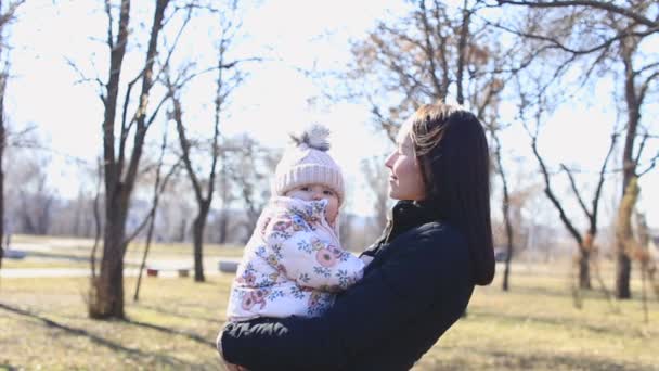 Blonde jonge moeder en baby samen lachen terwijl het buiten spelen — Stockvideo