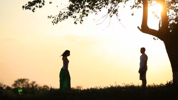 Влюбленная молодая пара отправляется на романтическую прогулку с закатом — стоковое видео