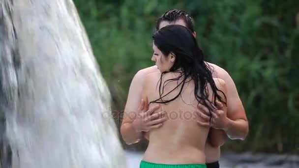 Влюбленная пара, держащаяся за руку и целующаяся - у реки — стоковое видео