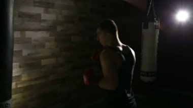 Kum torbasına eğitim siyah bir zemin üzerine bahis boksör