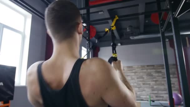 Ο γυμναστής τραβά επάνω για τα δαχτυλίδια 4k — Αρχείο Βίντεο