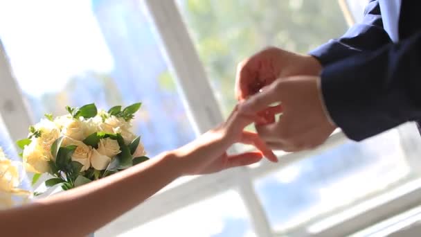 Két fehér emberek vőlegény és menyasszony cseréje esküvői Jegygyűrűk — Stock videók