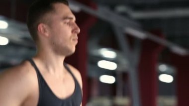 İnsanlar spor salonunda koşu bandında koşuyor.