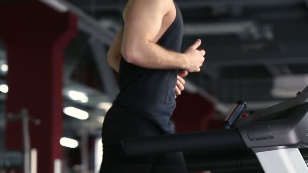 Ludzie biegający na bieżni na siłowni — Wideo stockowe