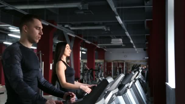 Guy dan gadis di treadmill — Stok Video