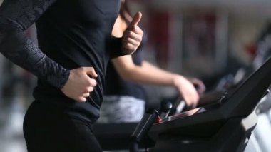 Adam ve kız koşu bandı üzerinde