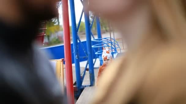 Mujer hombre y niño al atardecer — Vídeos de Stock