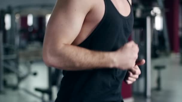 La gente corriendo en la cinta de correr en el gimnasio lento mo — Vídeo de stock