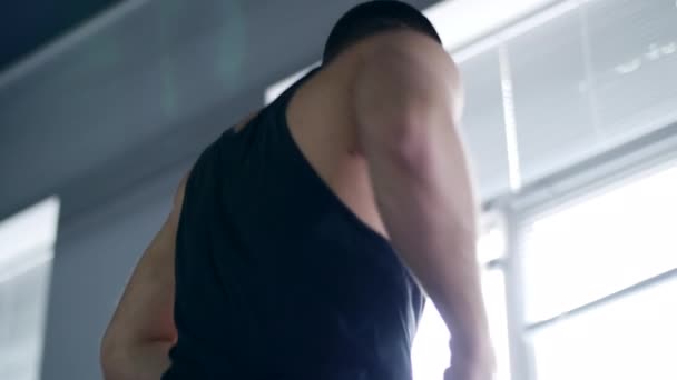 Les gens qui courent sur tapis roulant à la salle de gym lent mo — Video