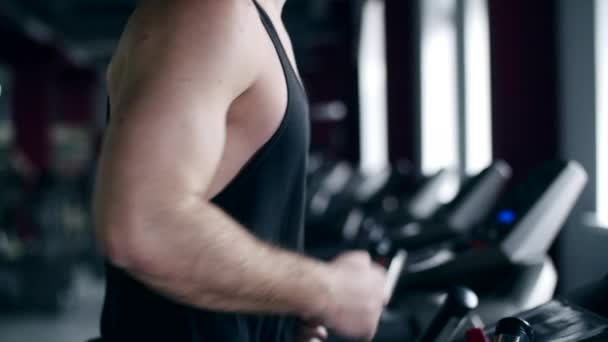 La gente corriendo en la cinta de correr en el gimnasio lento mo — Vídeos de Stock