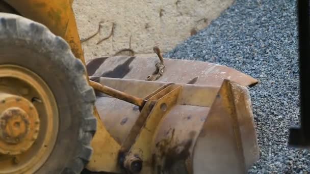 Der Bagger streute den Schotter auf den Dschungel — Stockvideo